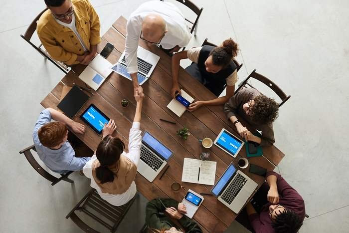 Equipo de Fondecom atendiendo a asociados en la sede principal