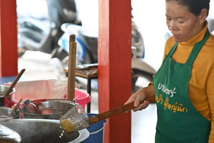 Emprendedora preparando alimentos en su cocina